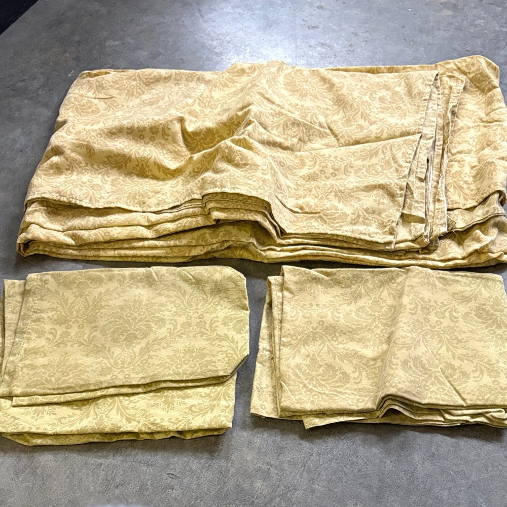 Elegant Gold Paisley Bedding Set